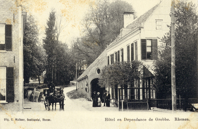 13312 Gezicht op de voor- en rechtergevel van Hotel De Grebbe te Grebbe (gemeente Rhenen) uit het oosten; met een koets ...